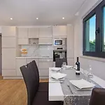 Apartment With Shared Rooftop Pool Makarska