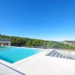 Apartment With Shared Rooftop Pool *