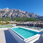 Apartment With Shared Rooftop Pool *