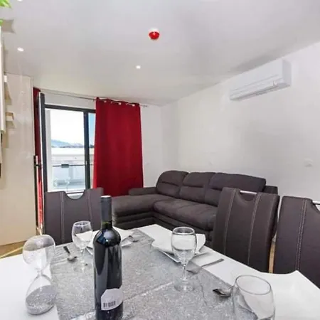 Luxe Nevena With Shared Rooftop Pool Apartment