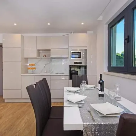 Appartement With Shared Rooftop Pool Makarska