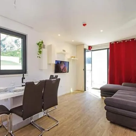 Apartment With Shared Rooftop Pool * 마카르스카