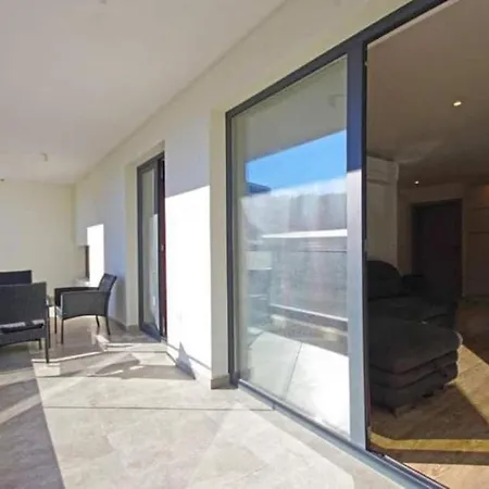 With Shared Rooftop Pool Appartement