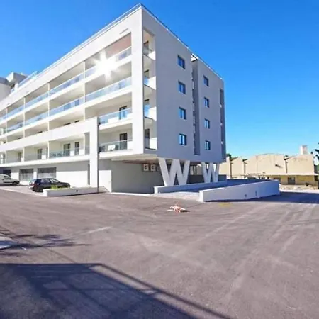 Luxe Nevena With Shared Rooftop Pool *