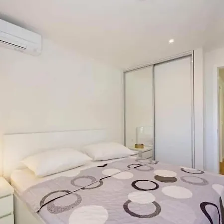 Apartment Makarska With Shared Rooftop Pool Apartamento *