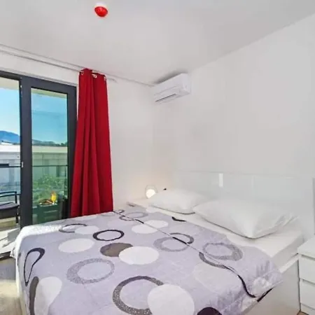 With Shared Rooftop Pool Appartement Makarska
