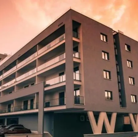 With Shared Rooftop Pool Lägenhet