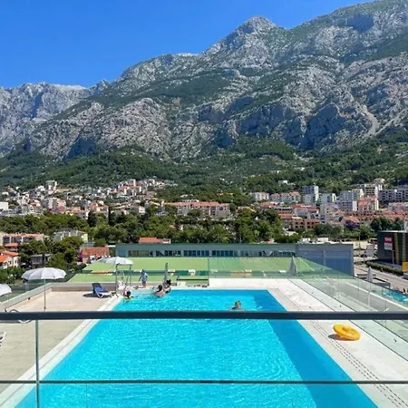 Apartment With Shared Rooftop Pool 마카르스카