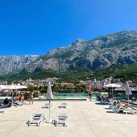 With Shared Rooftop Pool Appartement