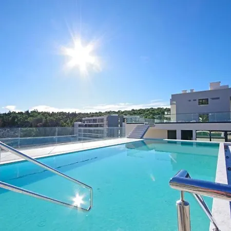 Apartment With Shared Rooftop Pool 아파트 마카르스카