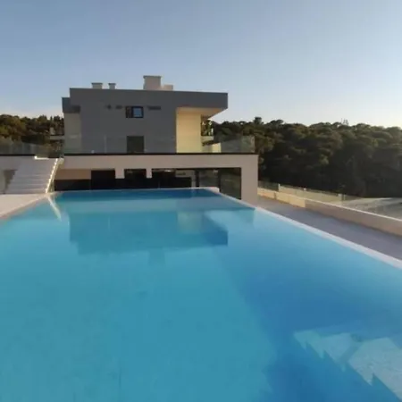Apartment With Shared Rooftop Pool 아파트 *