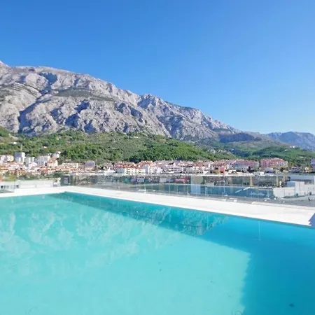 With Shared Rooftop Pool Appartement