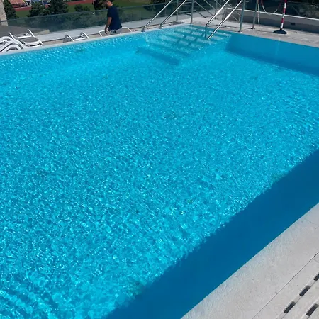 With Shared Rooftop Pool 아파트 *
