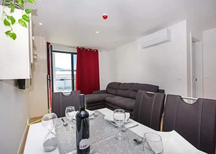 With Shared Rooftop Pool Apartmán