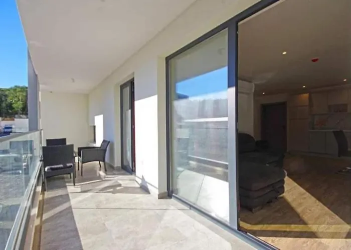 With Shared Rooftop Pool Appartement