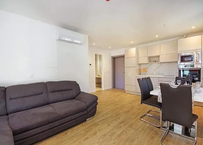 With Shared Rooftop Pool Makarska