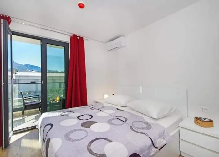 With Shared Rooftop Pool Apartmán Makarská