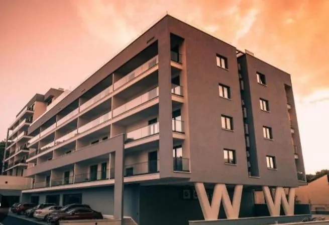 With Shared Rooftop Pool Apartmán