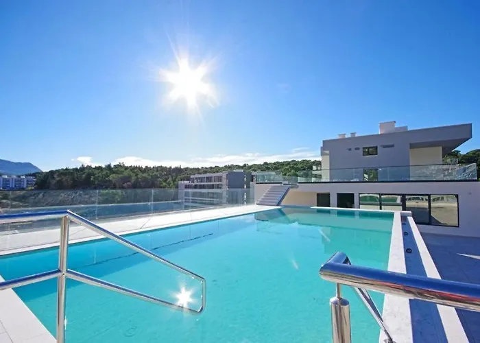 With Shared Rooftop Pool Apartmán Makarská