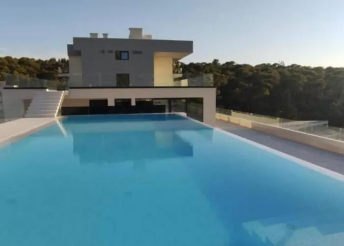 With Shared Rooftop Pool Apartmán *