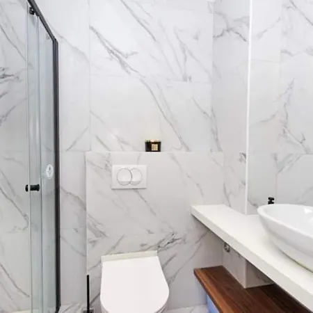 Apartment With Shared Rooftop Pool Makarska